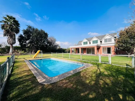 Parcela En Venta 5 Dormitorios, 4 Baños, Chicureo , Colina.