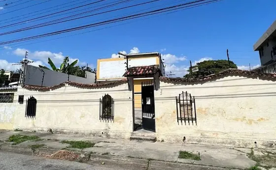 En Venta Terreno Con Bienhechurías. Urb. La Floresta. Maracay Estado Aragua