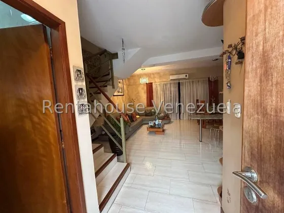 Rz Vende Vive Cerca Del Centro Comercial En Este Moderno Townhouse, Ideal Para Quienes Buscan Comodidad Y Acceso A Todo Lo Necesario. 25-5526 May22