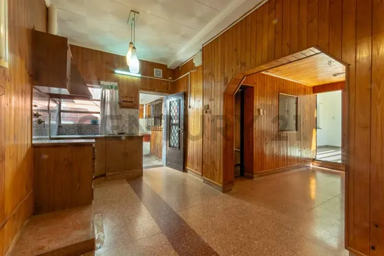 Vendo Casa De Pasillo De 2 Dormitorios Y Patio, Barrio Industrial