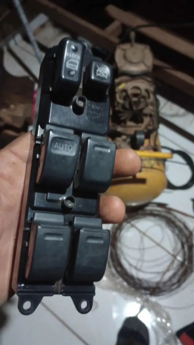 Hilux 2015 Glass Button403518601404108800