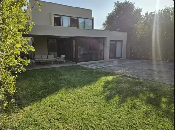 Moderna Y Nueva Casa Piedra Roja