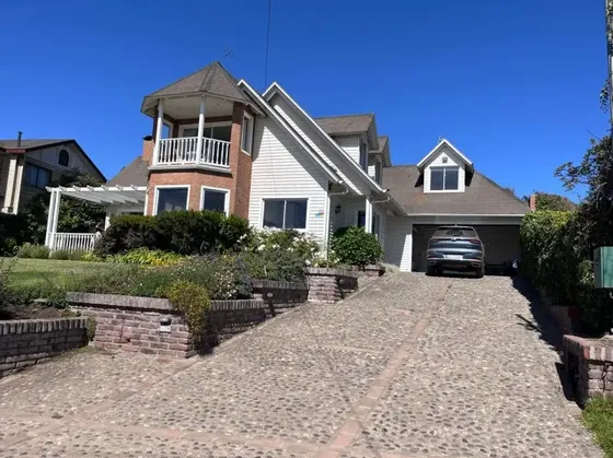 Exclusiva Casa Con Vista Al Mar, Piscina Y Quincho | 330 M2