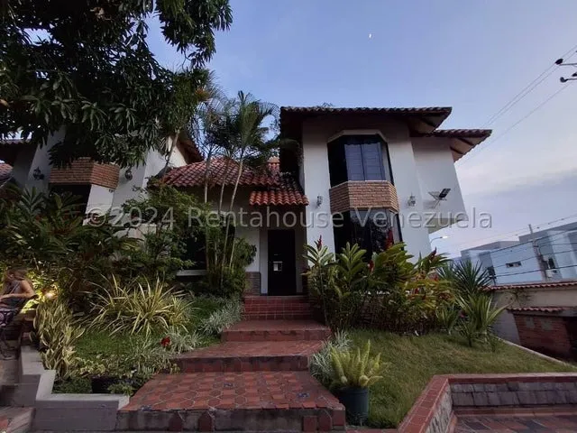 Bray Montoya Alquila Exclusiva Casa En Prestigiosa Zona Del Este De La Ciudad Posee 5 Habitaciones 6 Baños Con Acabados Elegantes 2#5#3#7#4#0 Bray Montoya                                              