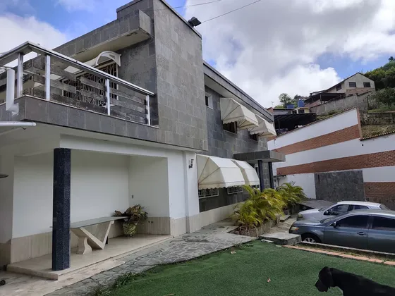 Estupenda Casa En Venta Ubicada Mas Dos (2) Locales Comerciales A Orilla De Calle En La Urbanización La Morita San Antonio De Los Altos Rz