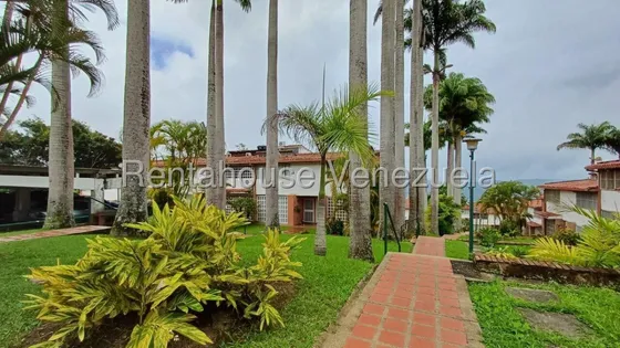 Estupendo Townhouse Con Mucho Potencial! 25-24811