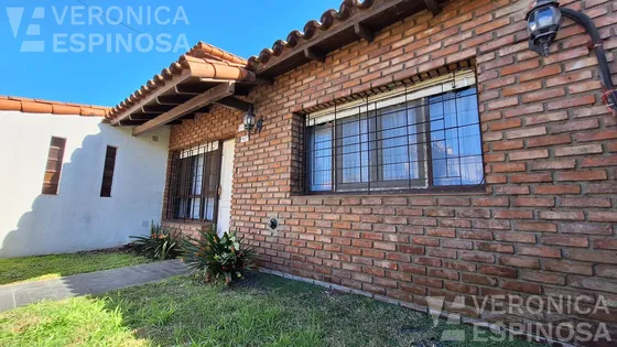 Casa De Cuatro Ambientes, En Venta Moron