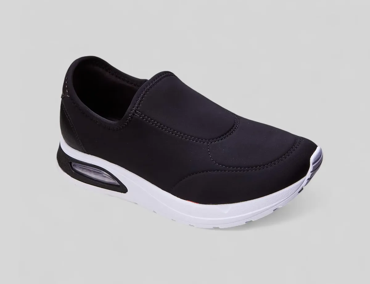 Vista em perspectiva de três quartos do tênis slip-on Comfortflex preto