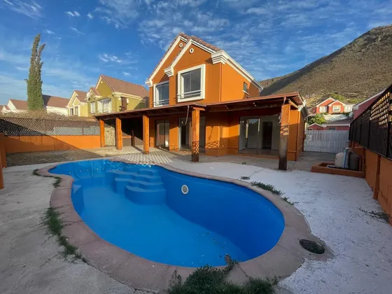 Casa Aislada, Piscina Y Quincho, Condominio, C De Los Valles