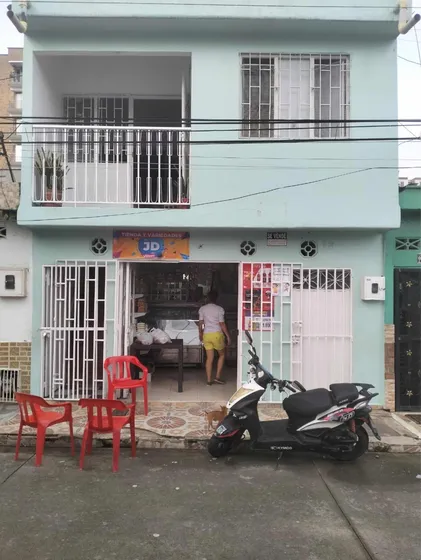 Casa Centauros De 2 Pisos Y 4 Habitaciones, Con Una Tienda