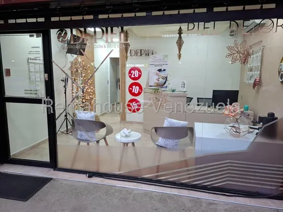 En Alquiler Local Comercial De 50 M2 Completamente Operativo, En Funcion De Un Centro Medico Estetico, Cuenta Con Area De Recepcion, 2 Consultorios, Baño, Ducha, Estacionamientos, En Las Chimeneas