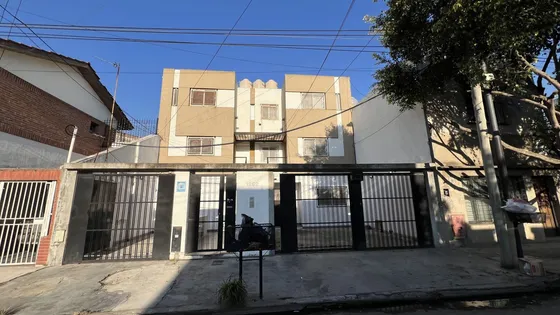 Ph 2 Amb C/ Patio Y Cochera  Sin Expensas En Lanús E