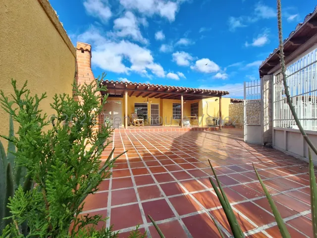 Excelente Casa En Venta En Urbanización Privada La Mantuana Turmero Con Pozo De Agua Callé Cerrada Amoblada Nela 24-15879