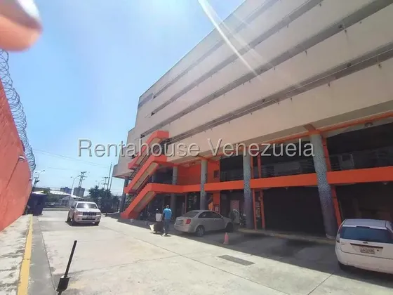 Para Ti Que Quieres Emprender. Rentahouse Te Trae Local Comercial En Alquiler De 54 Mts2, Ubicado En Planta Baja De C.c. Concurrido De Naguanagua. Amplio, Iluminado, Con Punto De Agua, Toma De Gas,
