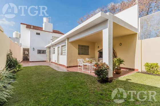 Cálida Casa En Lomas De Zamora Con Diseño Funcional Y Entorno Privilegiado