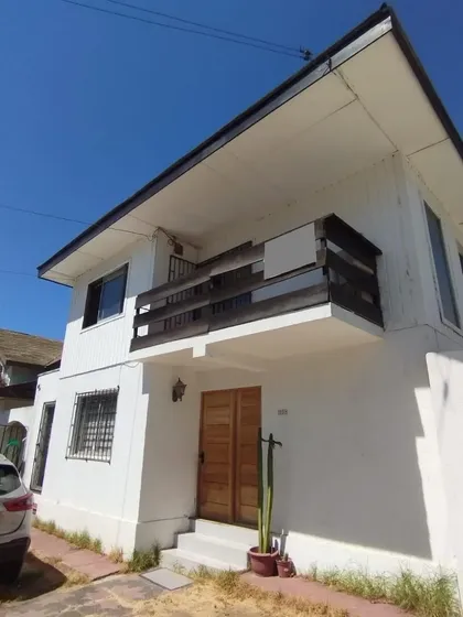Quilpué - Se Vende Hermosa Casa De 2 Pisos, 140 M2, 4d Y 4b
