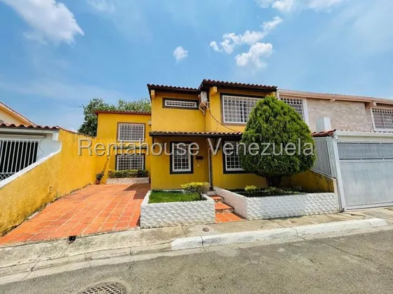 Maribel Morillo Asesor Inmobiliario De Rentahouse Vende Hermosa Casa Con Distribucion Muy Practica, Ubicada En Conjunto Privado Del Este De  Barquisimeto Lara