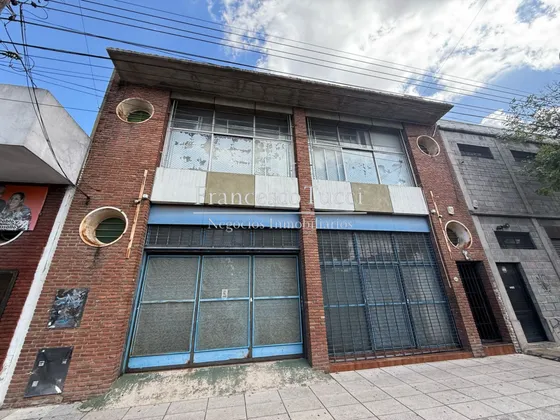 Galpón En Venta Para Laboratorio Con Oficinas En Caseros