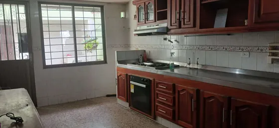 Casa  Amplia  En Sector Comercial Cod. 46507