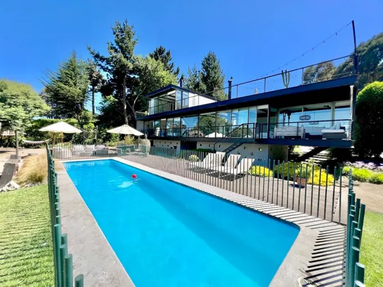 Estilosa E Impecable Casa En Venta Con Vista En Condominio