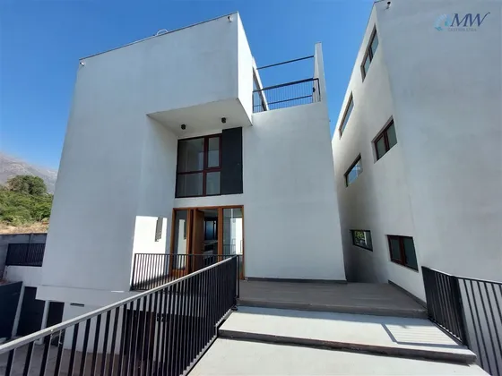 Casa Nueva En Venta De 3 Dorm. En Peñalolén Estilo Townhouse