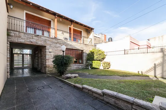 Imponente Casa 3 Ambientes Parque Y Pileta. 450mts