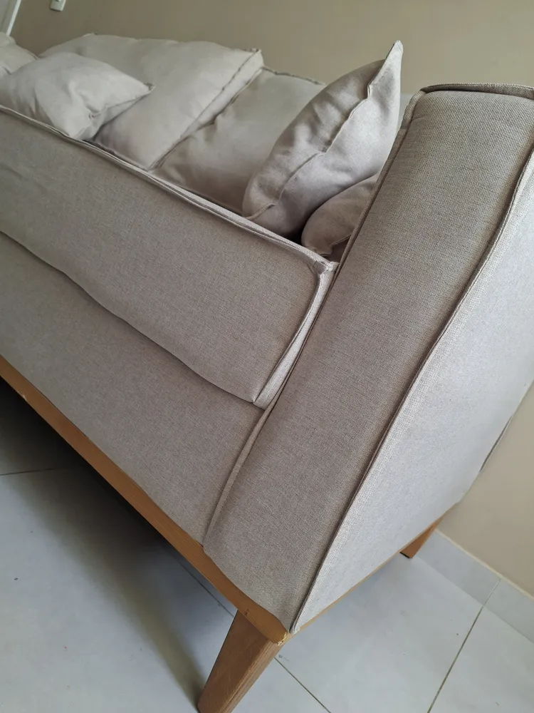 Sofá Beny 3 Lugares 1,80 Cru Moderno Confortável Design Clean Com Almofades Base De Madeira Ideal Para Sala De Jantar - Imagem 4