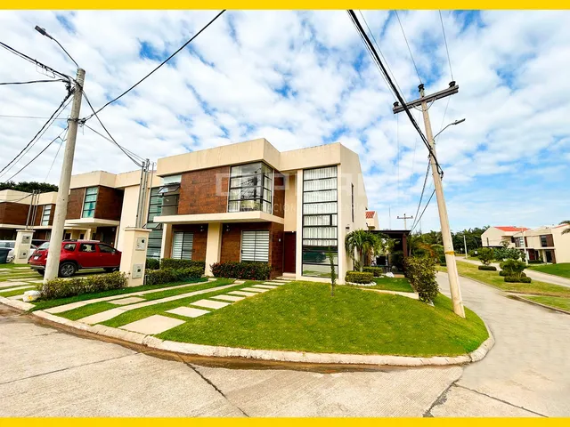 Bonita Casa Amoblada En Alquiler Condominio Los Parques Iii
