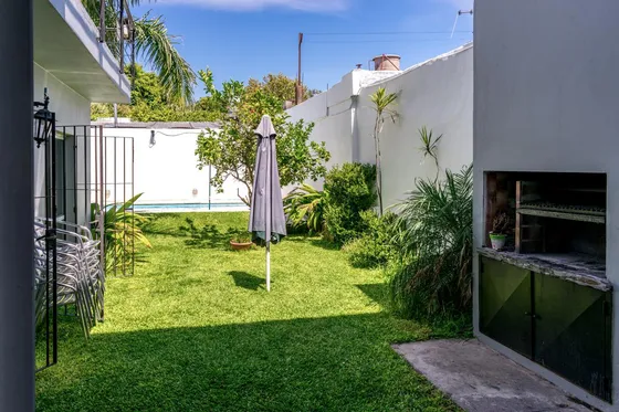 Venta Casa Con Jardín, Pileta Y Garage En Quilmes