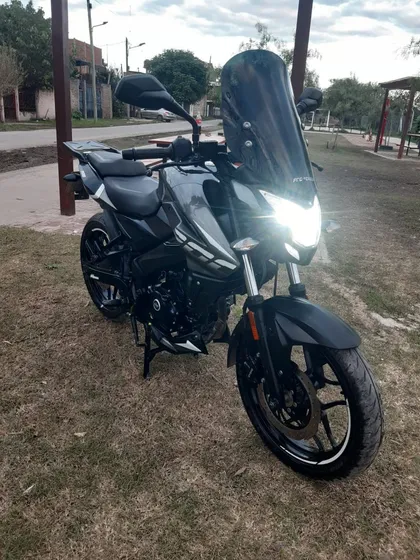 Bajaj Ns 200 - 9,500 Kilometros - Con Baul Y Para Brisas