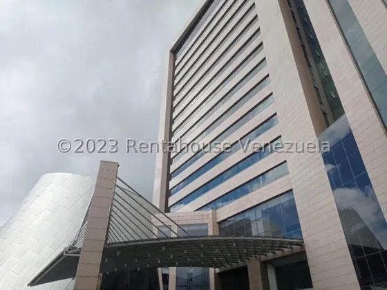 Adquiere Esta Amplia Y Bella Oficina, Totalmente Remodelada Y Equipada, Mobiliario En Excelente Estado, Con Gran Iluminación Natural, Hermosa Vista A La Ciudad. Cuenta Con Dos Oficinas Cerradas