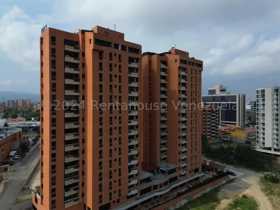 Sara Pastran Vende Apartamento En El Este De Barquisimeto Con Pozo Y Planta Electrica  Código 25-4574 Sps 