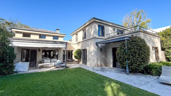 Casa En Venta En Abril Club De Campo, 8 Ambientes, Pileta.