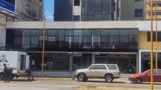 Iris Hernandez Alquila Oficina Comercial ( 310m2 ). Av Bolivar. Valencia