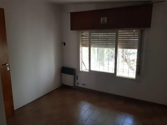 Casa En Venta - 1 Dormitorio 1 Baño - 300mts2 - Temperley