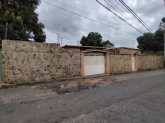 Casa En Venta En Buena Zona El Limón Maracay Amplia Comoda Con Tanque De Agua Jardín Y Patio 430 Terreno Nela 24-26501