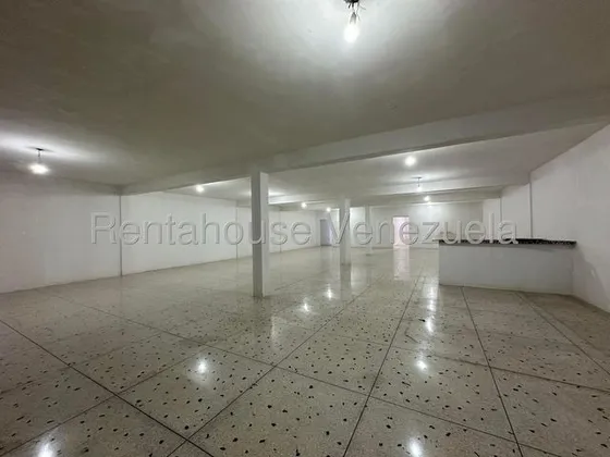 Se Alquilo Amplio Local Comercial En La Entrada De Turmero, Urb.  San Pablo,, Turmero. 25-17432 More 