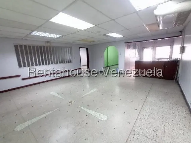 Daniela Linarez Alquila Casas Comerciales En Pleno Centro De Barquisimeto Posee Aproximadamente 300m2 Con Dos Niveles Todos Los Servicios Basicos Area De Carga Y Descarga                              