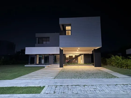 Villa De Lujo En Venta Y Alquiler En Vista Cana, Punta Cana, 4 Habitaciones, Piscina Y Linea Blanca