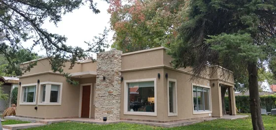 Dueño Casa 4 Amb. Con Quincho / Estilo Minimalista