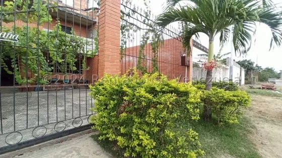 Raiza Suárez Vende Edificio Con Potencial Comercial Y Residencial En Vía Principal Del Cují 2 4 1 9 0 7 2 Con Un Local Amplio En Pb, 6 Apartamentos Tipo Estudio En 1er Piso, Y Tanque Subterráneo 