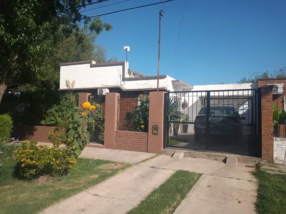 Casa Grande, Robusta,  Remoledada + Partes Nuevas /  Garage + Patio + Quincho + Pileta