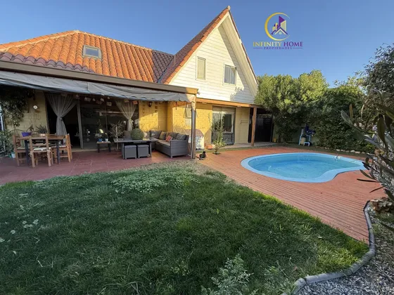 Amplia Propiedad Con Piscina Y Jardín