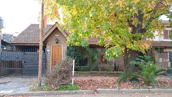 Castelar, Casa En Venta, Rapido Acceso A La Autopista, En Muy Buen Estado Y Amplia.-