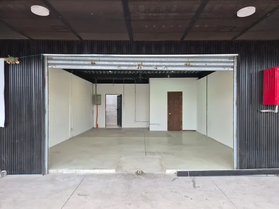 Arriendo Local En Strip Center, Colina. Sector Comercial
