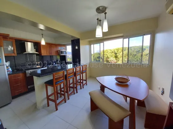 Julio Latouche 23-9988 Apartamento En Venta Las Chimeneas Trigaleña Valencia, Cómodo E Iluminado, Amoblado, Cocina Con Tope De Granito.