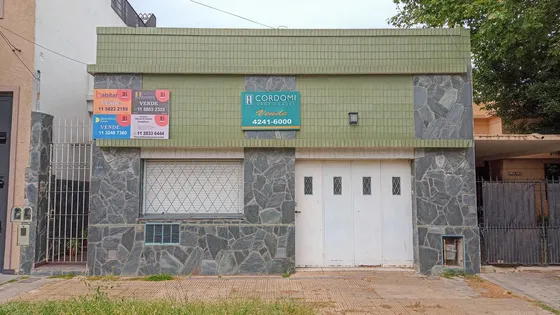 Venta Casa En Lanús Este 3 Ambientes Con Garaje Y Fondo Libre