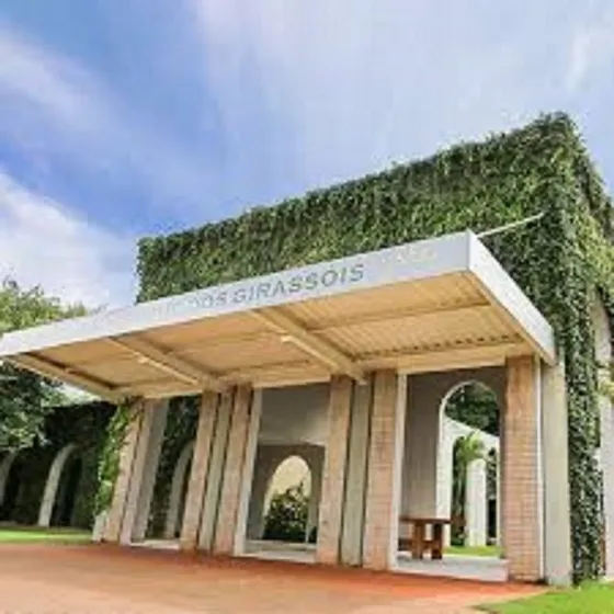 Jazigo No Cemitério Parque Dos Girassóis