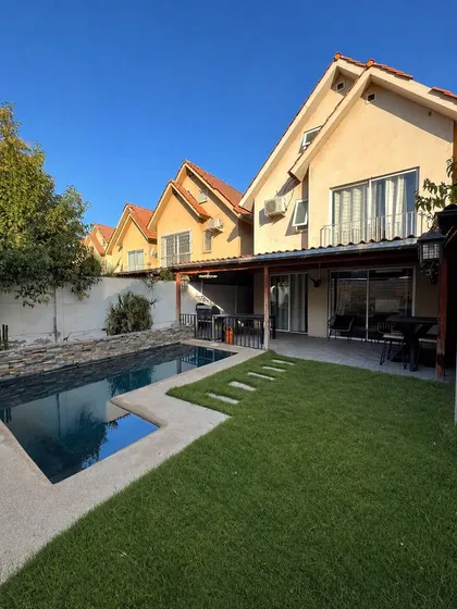 Casa En Venta Huechura | Berta Correa 4d+3b+1sala + Piscina