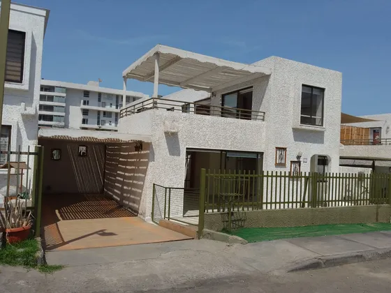 Casa Dos Pisos En Condominio
